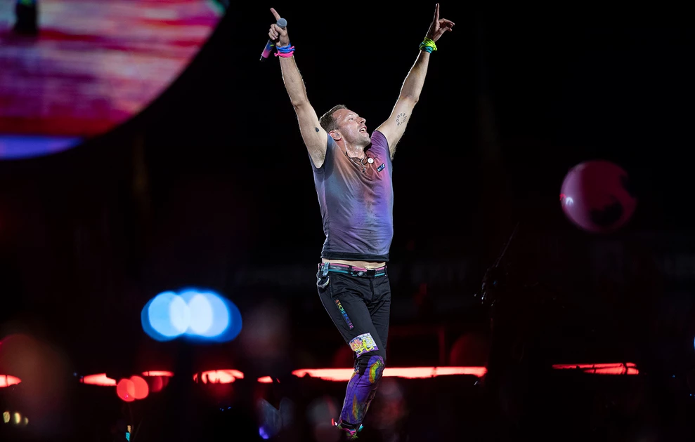 Όταν ο Κρις Μάρτιν των Coldplay ανέβασε τη Σοφία και τη Χριστίνα στη σκηνή του ΟΑΚΑ – «Όλα είναι ελληνικά»