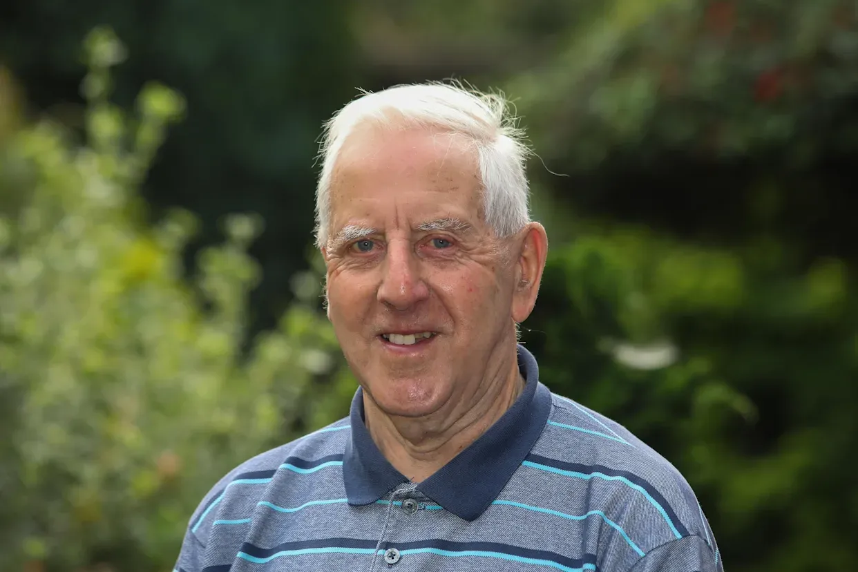 «Είμαι 65 ετών και για είκοσι χρόνια υποδύομαι τον ευτυχισμένο»: Η παγίδα των αυτόματων απαντήσεων