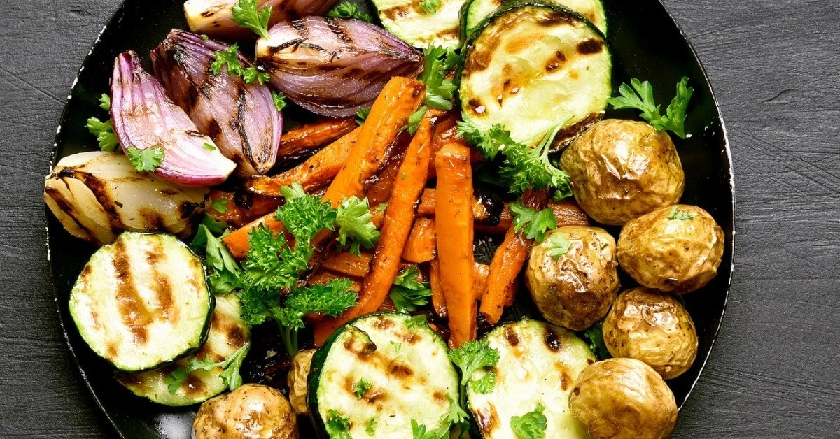 Φαγητό πριν τον ύπνο: Τι συμβαίνει στο σώμα σας αν σταματήσετε να τρώτε 3 ώρες πριν ξαπλώσετε