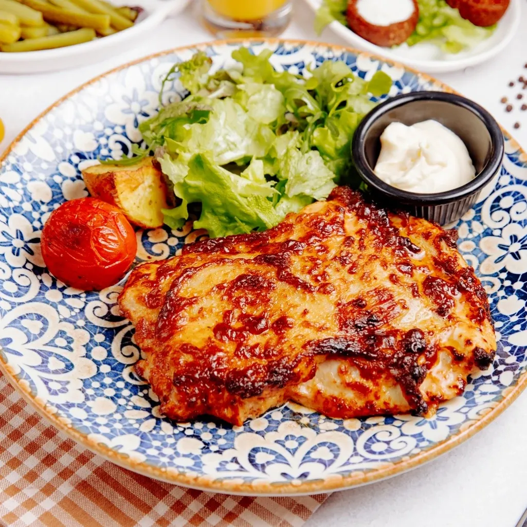 Ψητό κοτόπουλο με μέλι και μουστάρδα: Η απόλυτη συνταγή για ζουμερό αποτέλεσμα σε λίγα λεπτά