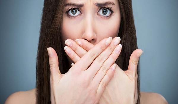 Μυρίζει άσχημα η αναπνοή σας; 5 τρόποι αντιμετώπισης