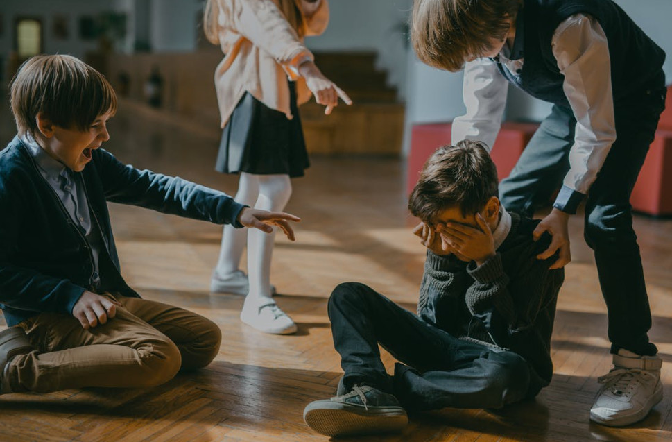 Γονείς – Σχολικός εκφοβισμός: Πώς να αντιμετωπίσετε το παιδί που ασκεί bullying