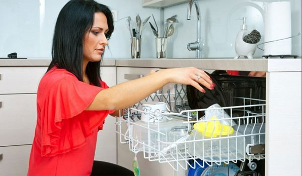 Να γιατί δεν πρέπει να καθαρίζετε τα πιάτα πριν τα βάλετε στο πλυντήριο!