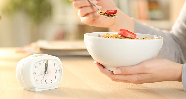 Πόσο αδυνατίζουμε όταν τρώμε σε συγκεκριμένες ώρες – Έρευνα απαντά