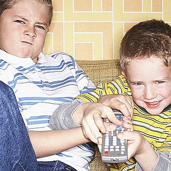 Αντιζηλία μεταξύ αδελφών: Πώς πρέπει να αντιδράσουν οι γονείς;