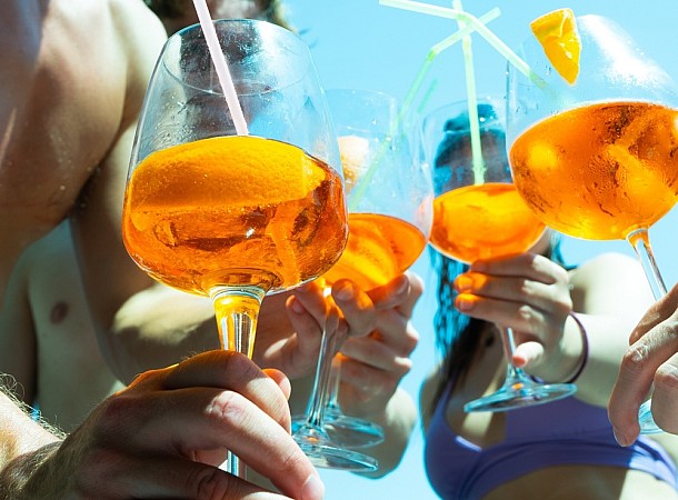 Αλκοόλ: Γιατί πρέπει να το αποφεύγουμε στην παραλία