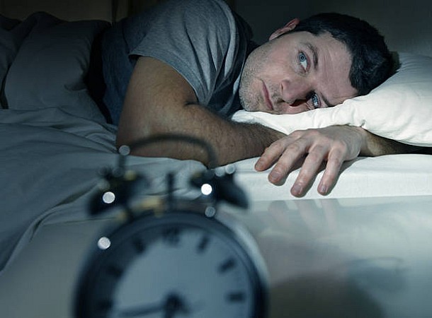 Επτά μεγάλα λάθη ύπνου που πρέπει να αποφύγουμε όταν τα ρολόγια μας πάνε πίσω την Κυριακή