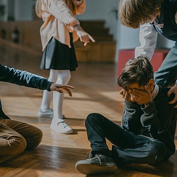 Γονείς – Σχολικός εκφοβισμός: Πώς να αντιμετωπίσετε το παιδί που ασκεί bullying