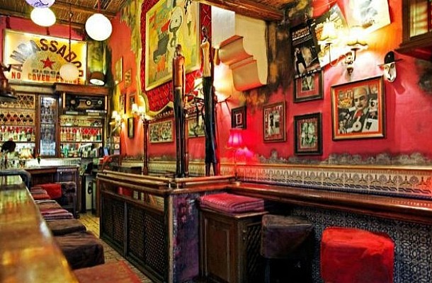 Παρασκευή βράδυ σε αγαπημένα bars στο κέντρο της Αθήνας