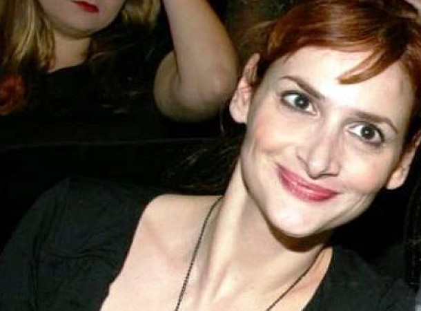 Μαρία Κωνσταντάκη: «Αυτοπυροβολήθηκα» στη σκηνή – Το τραύμα που έδειξε η ηθοποιός  