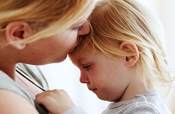 Όταν η μαμά ζητά συγγνώμη… Τι διδάσκει στα παιδιά της;