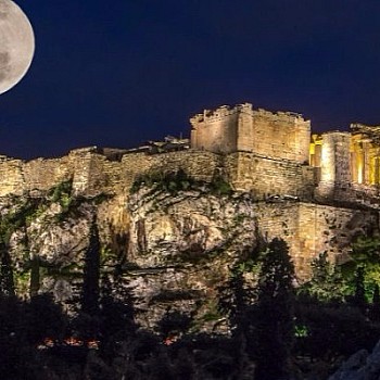 Όμορφα σημεία στην Αθήνα για να απολαύσετε την Πανσέληνο: Μουσικές, θέα, και θάλασσα