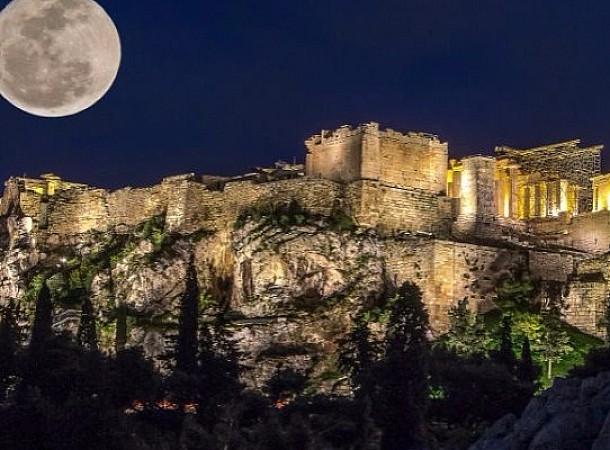 Όμορφα σημεία στην Αθήνα για να απολαύσετε την Πανσέληνο: Μουσικές, θέα, και θάλασσα