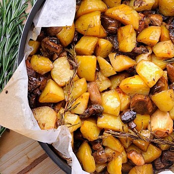 Νηστίσιμες συνταγές: Πατάτες με μανιτάρια στο φούρνο της Αργυρώς