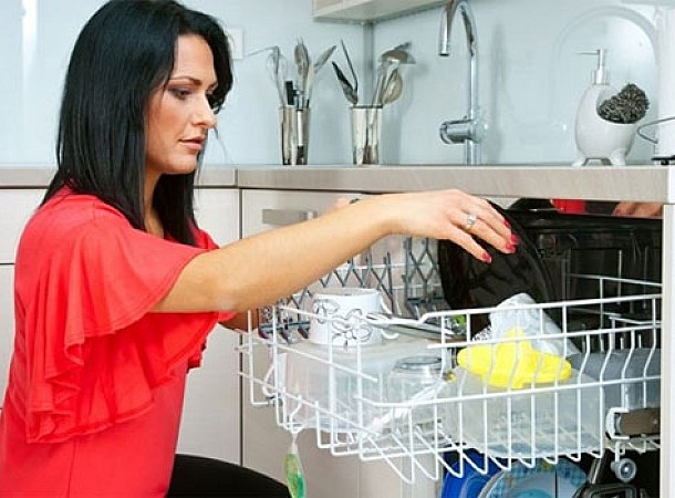 Να γιατί δεν πρέπει να καθαρίζετε τα πιάτα πριν τα βάλετε στο πλυντήριο!