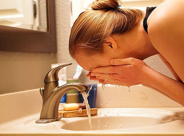 Ξέρεις γιατί πρέπει να πλένεις το πρόσωπό σου με κρύο νερό;