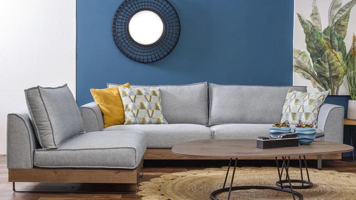 Αν έχετε μικρό σαλόνι, αυτό το χρώμα στον καναπέ θα το κάνει να δείχνει μεγαλύτερο