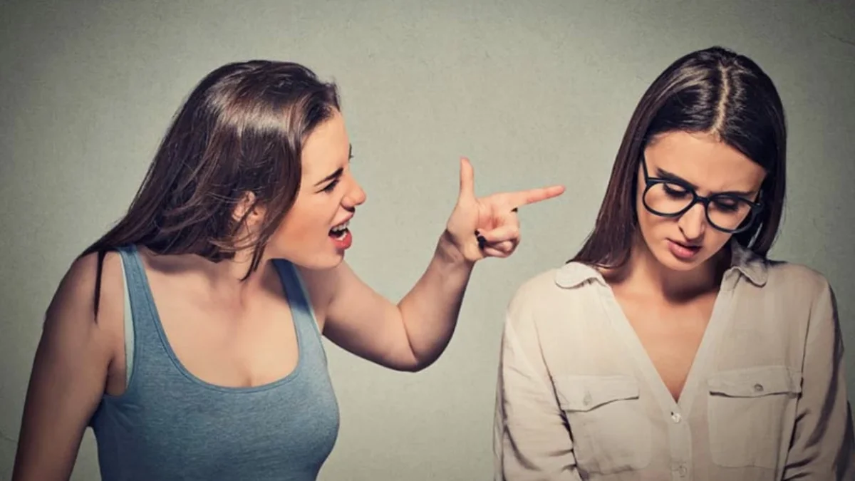 Γιατί κάποιοι άνθρωποι είναι επικριτικοί με τους άλλους; Η ψυχολογία πίσω από τη συμπεριφορά