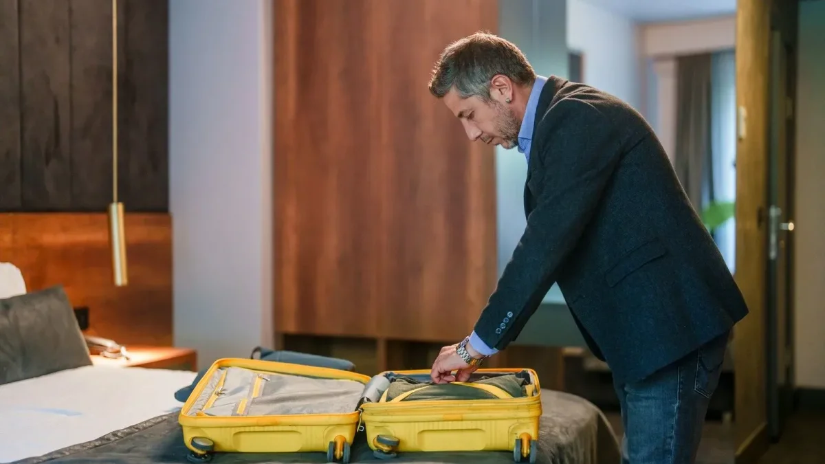 Το κόλπο των ταξιδιωτών με τις πλαστικές σακούλες που σώζει χώρο στη βαλίτσα