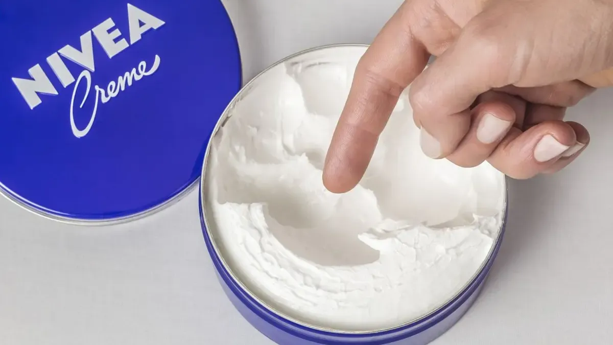 Η κλασική κρέμα NIVEA στο μπλε κουτί επιστρέφει στην καθημερινότητα με το κρύο