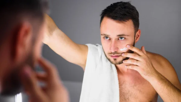 Tips για άντρες: Έτσι θα καλύψετε τα σπυράκια στο πρόσωπο