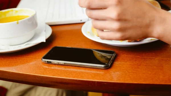 Γιατί όλο και περισσότεροι αφήνουν το κινητό με την οθόνη προς τα κάτω – Τα πραγματικά οφέλη πίσω από μια απλή συνήθεια