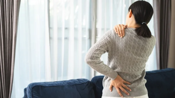 Ξαφνικός πόνος στον ώμο: Ποιες παθήσεις μπορεί να κρύβονται πίσω από το σύμπτωμα