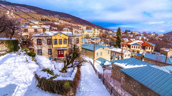 Το ελληνικό χωριό που μοιάζει με σκηνικό από παραμύθι: Γιατί το Νυμφαίο είναι ο απόλυτος προορισμός για τον Ιανουάριο