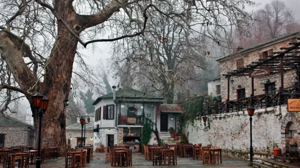 5 ελληνικά χωριά που μοιάζουν με πίνακα ζωγραφικής: Εκεί που η πέτρα και το τζάκι έχουν τον πρώτο λόγο