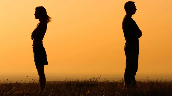 Αλπικό διαζύγιο: Η νέα τάση χωρισμού που προκαλεί ανησυχία