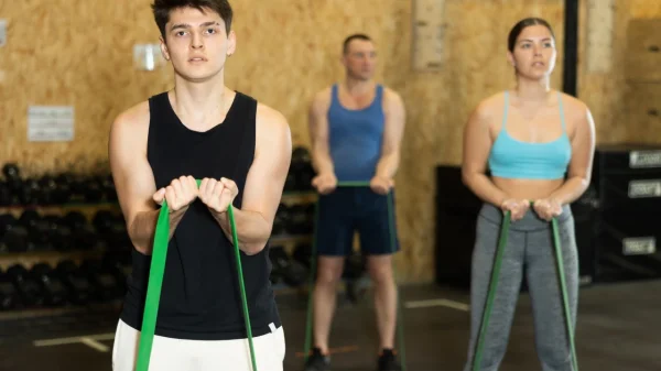 Τέλος στην καμπούρα: 12 ασκήσεις για να δείχνετε ψηλότεροι και να βελτιώσετε τη στάση σας