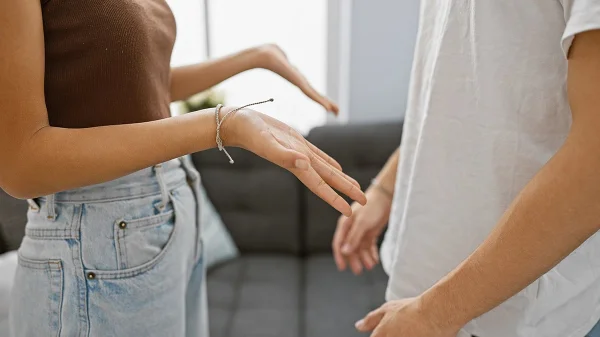 Πώς να κερδίσεις την εμπιστοσύνη των άλλων σε 60 δευτερόλεπτα με 5 μικρές κινήσεις