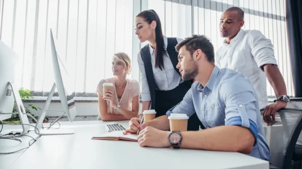 Σου ρουφάνε τη ζωή στο γραφείο; Πώς να βάλεις φρένο στα «ενεργειακά βαμπίρ»