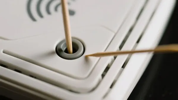 Γιατί το κουμπί επανεκκίνησης του router είναι βουλιαγμένο