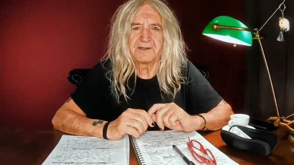 Γνωστή τραγουδίστρια αφαιρεί τραγούδια του Νίκου Καρβέλα από το πρόγραμμά της