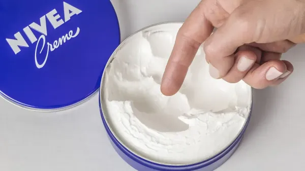 Η κλασική κρέμα NIVEA στο μπλε κουτί επιστρέφει στην καθημερινότητα με το κρύο