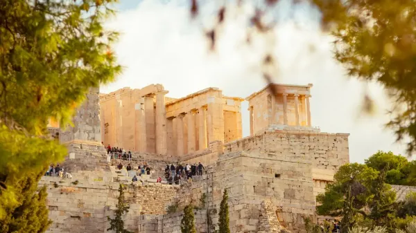 Ο ελληνικός τουρισμός σημείωσε αύξηση αφίξεων και εσόδων το οκτάμηνο Ιανουαρίου-Αυγούστου