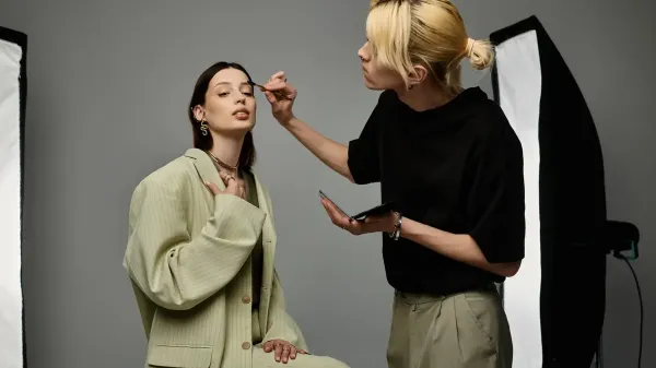 Πώς να εφαρμόσετε σωστά το concealer για βλέμμα πιο ξεκούραστο