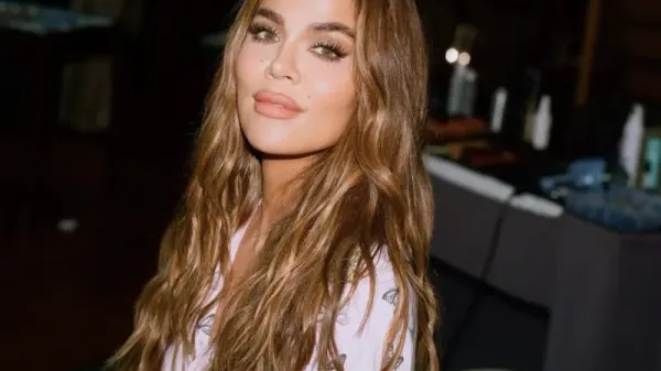 Το γαλλικό μανικιούρ της Khloe Kardashian με παιχνιδιάρικες λεπτομέρειες