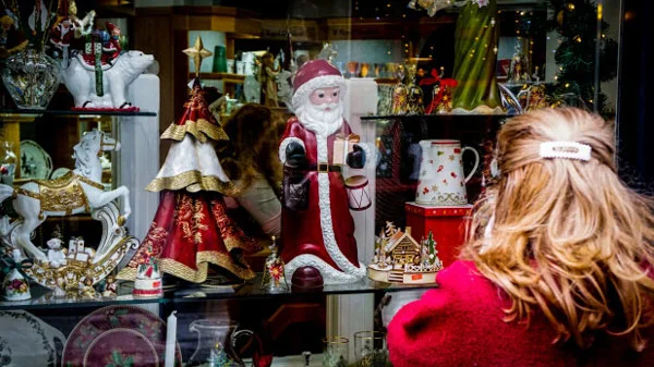 Εορταστικό ωράριο Χριστουγέννων 2024: Πως θα λειτουργήσουν τα καταστήματα – Ποιες Κυριακές θα είναι ανοιχτά