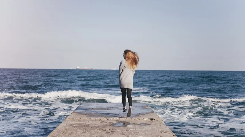 Οι άνθρωποι που φαίνονται υπερβολικά ανεξάρτητοι, πιθανότατα μεγάλωσαν με αυτές τις 7 συμπεριφορές στην οικογένεια