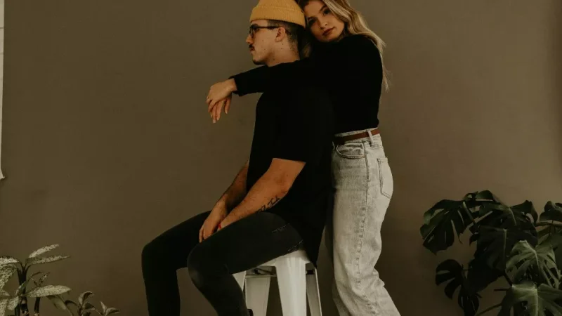 Η Gen Z δεν κάνει one-night stand. Έρευνα λέει ότι η γενιά του situationship δεν είναι τόσο προοδευτική σε όλα