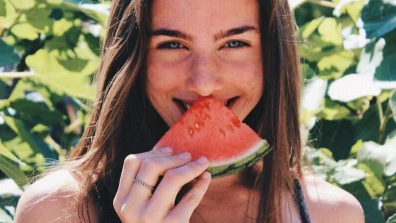 Δύο DIY μάσκες ομορφιάς με καρπούζι που θα ανανεώσουν το δέρμα σου αυτό το καλοκαίρι