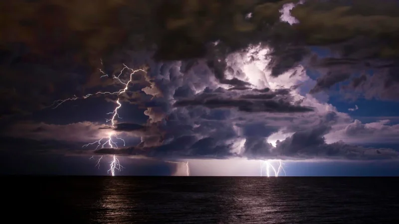 Έκτακτο δελτίο επιδείνωσης καιρού – Ισχυρές καταιγίδες, χαλάζι και άνεμοι την Πέμπτη