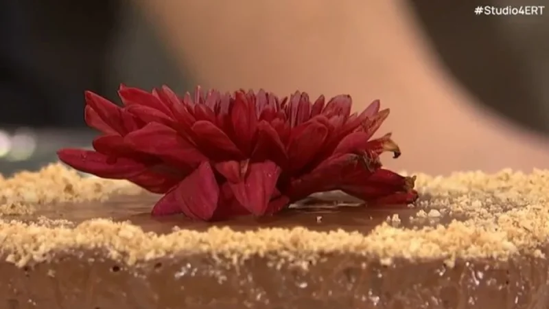 Σοκολατένια τούρτα του Αγίου Βαλεντίνου με υλικά από το περίπτερο