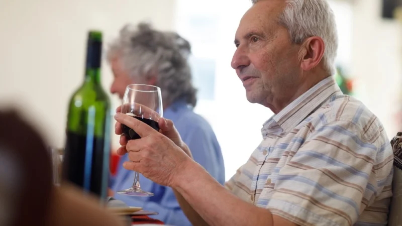 Αλκοόλ και άνοια: Νέα μελέτη δείχνει ότι ακόμη και μικρή κατανάλωση αυξάνει τον κίνδυνο