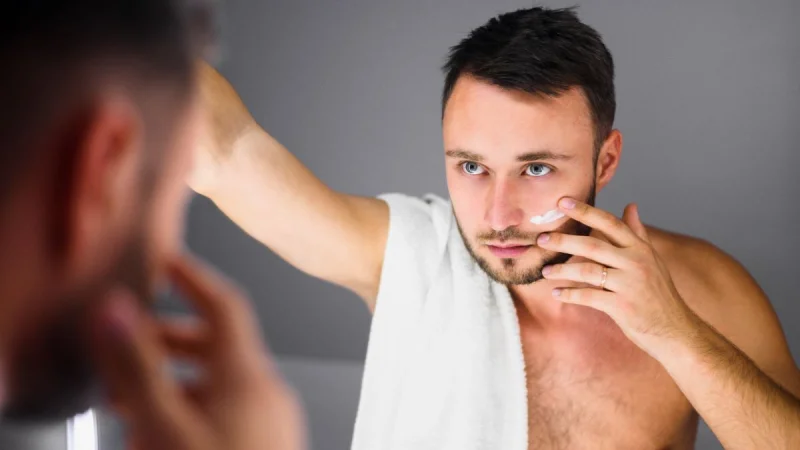 Tips για άντρες: Έτσι θα καλύψετε τα σπυράκια στο πρόσωπο