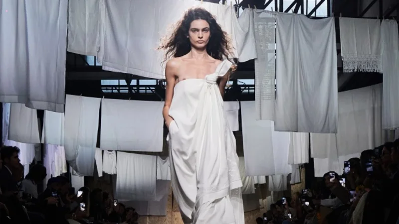 Τα ασιδέρωτα ρούχα είναι στη μόδα και οι οίκοι υψηλής ραπτικής ανοίγουν τον δρόμο σε μια πιο αβίαστη αισθητική