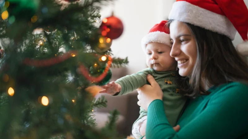 Χριστούγεννα με μωρό: Πώς να διακοσμήσεις το σπίτι χωρίς «ατυχήματα»