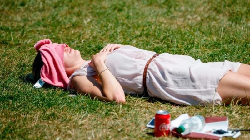 Πώς η έντονη ζέστη επηρεάζει το σώμα και το μυαλό και τι πρέπει να κάνεις